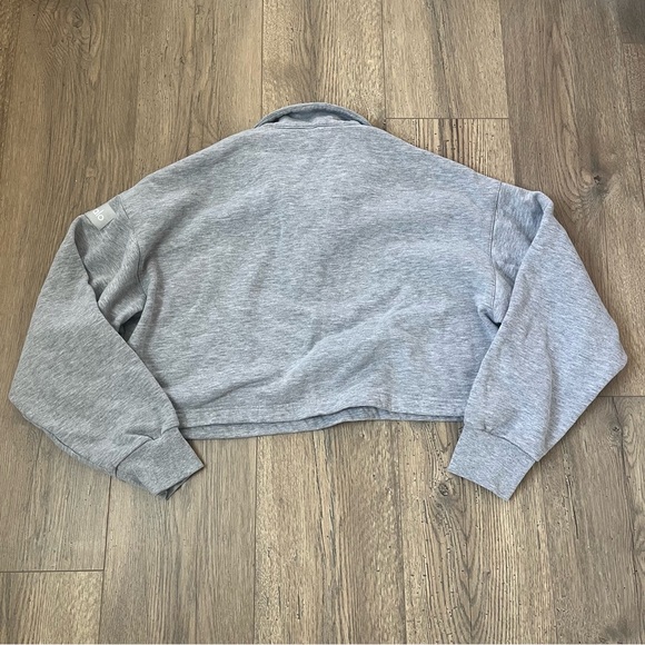 Alo Yoga Cropped Gray Sweater Sz S 3 Button - Picture 5 of 5